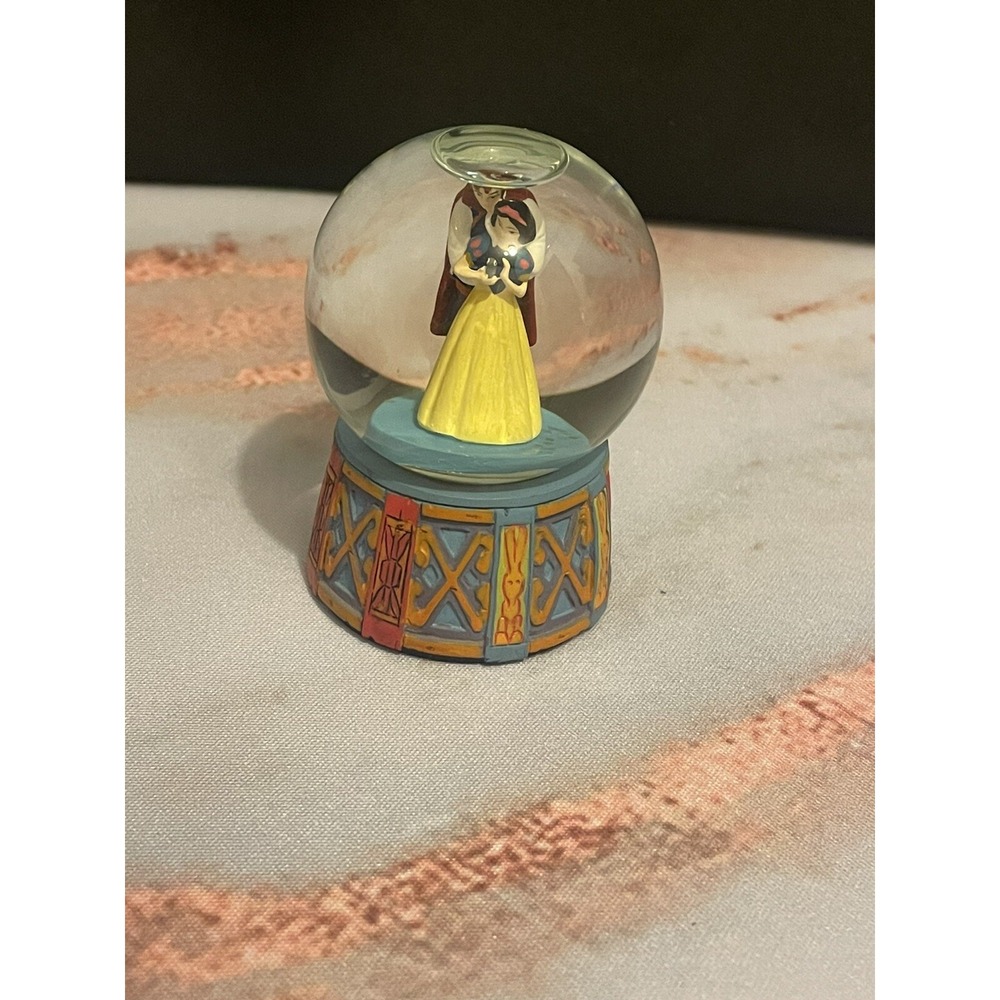 Disney Mini Snow Globe Snow White And Prince Charming 2.5 inches 2015‎
